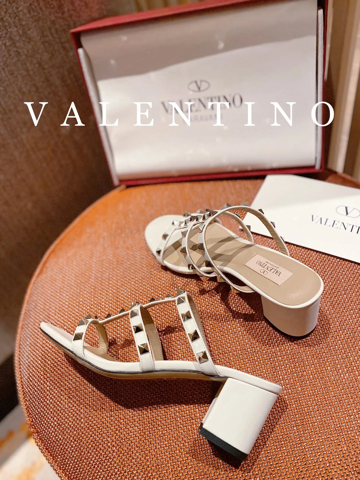 👟👟Ex-factory price 440👟👟 High-end quality 𝑉𝐴𝐿𝐸𝑁𝑇𝐼𝑁𝑂 Valentino ♡ͥ | Level🔍 The classic King flip flops are also so beautiful. The textured hardware brings out a full sense of luxury. After putting it on my feet, I was shocked that my feet looked slimmer! The new season lives up to expectations! Worth buying ★Imported cowhide is absolutely high-grade ❥Original method is absolutely sensual ❥Elegant style creates a different feeling🙈 Simple temperament style!  ♡ show bdetails ———————————— ⊿▸: Size｜35-40 (customized at 40.41.42) ⊿▸: Material｜Imported cowhide ⊿▸: Material | Padded sheepskin ���▸: Material | Italian🇮🇹 genuine leather outsole ⊿▸: Heel height｜6cm